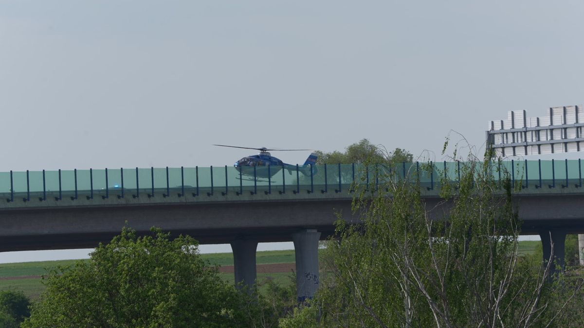 Pražský okruh u letiště zablokovala nehoda, na místě přistál vrtulník